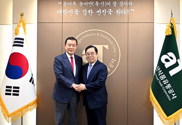 홍문표 aT 사장-한국생산성본부 관계자 방문 기념사진  * 홍문표 aT 사장(왼쪽), 박성중 한국생산성본부 회장(오른쪽)