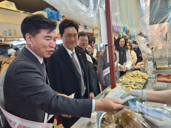 조일교 아산시장 권한대행, 온양온천시장에서 장보기 행사 모습
