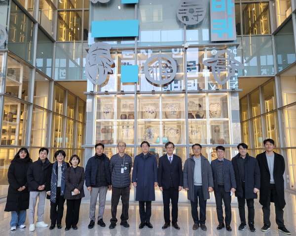 김형렬 행복청장(왼쪽에서 일곱번째)이 국립민속박물관 파주관을 방문해 개방형 수장고를 둘러본 후 관계자들과 기념촬영을 하고 있다