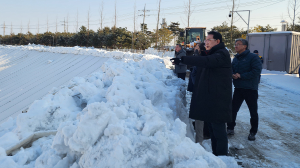 이완섭 서산시장이 지난 30일 지곡면 오토밸리 산업 폐기물 매립장에 방문해 시설물을 점검하는 모습