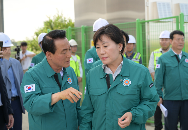 지난 호우 피해 당시 현장을 찾은 송미령 농식품부장관과 백성현 논산시장