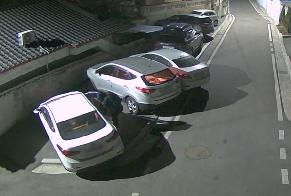 1월 26일 오전 4시경 발생한 차량 털이 피의자 현장 사진(출처=방범용 CCTV 제공)