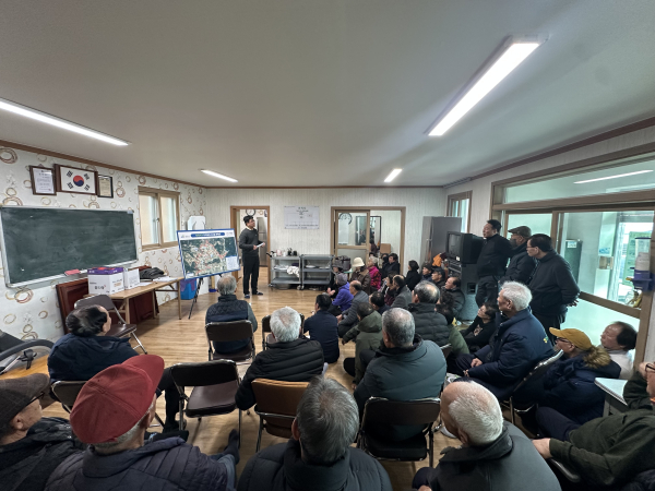 적곡리 마을회관에서 2025년 지적재조사사업 주민설명회가 열렸다.