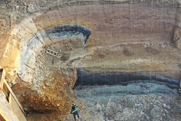 활성지구조연구센터 연구팀이 양상단층 인보구간 퇴적층 조사를 수행중이다.