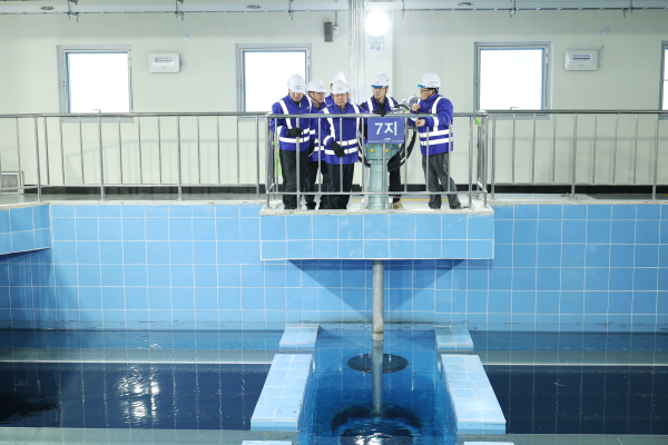 윤석대 한국수자원공사 사장(사진 왼쪽 세 번째)이 2월 6일 충남 천안정수장의 활성탄흡착지를 찾아 고도정수처리 현황을 살피고 있다.