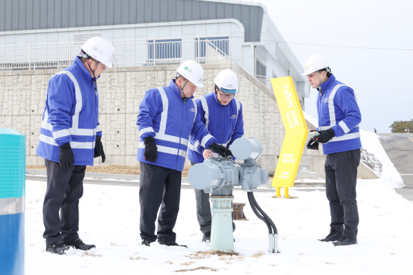 윤석대 한국수자원공사 사장(사진 왼쪽 두 번째)이 6일 충남 천안정수장을 찾아 수도 밸브를 점검하며 동절기 용수공급 상황을 살피고 있다.