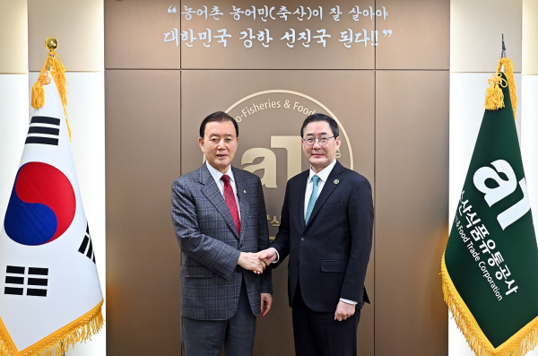 건국대 총장 간담회 기념사진  * 홍문표 aT 사장(왼쪽), 원종필 건국대학교 총장(오른쪽)