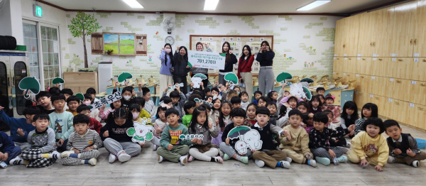톰지유치원 후원금 전달 사진