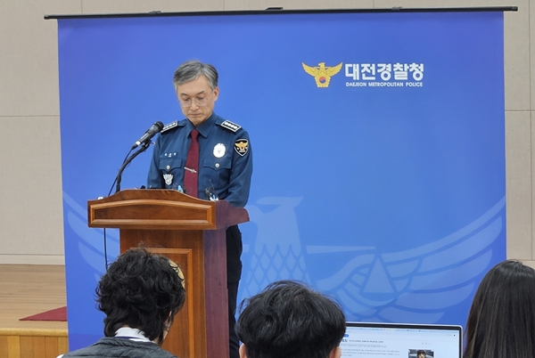 육종명 대전서부경찰서장이 8세 여아가 여교사에게 살해당한 사건에 대한 브리핑을 준비하고 있다.