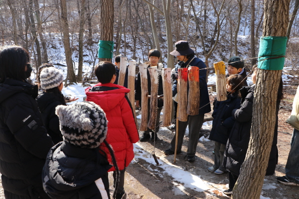 11일 국립대전숲체원 나눔의 숲 캠프에 참가한 지역아동센터 아동들이 “탄·산·숲” 프로그램에 참여하고 있다.