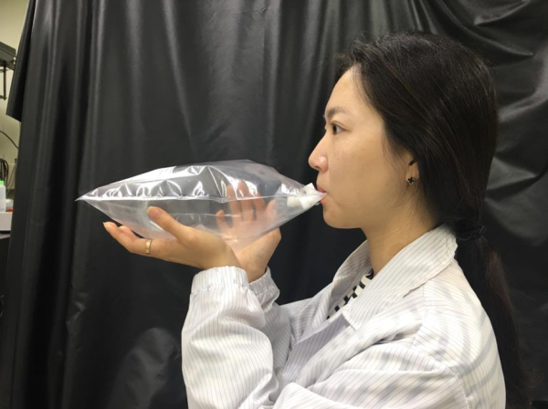 날숨을 채취하는 모습