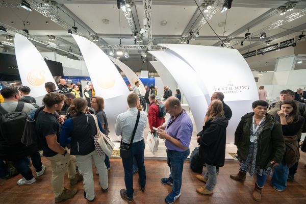 호주 조폐국의 새로운 기념주화를 구경하기 위해 관람객들이 줄을 서고 있다