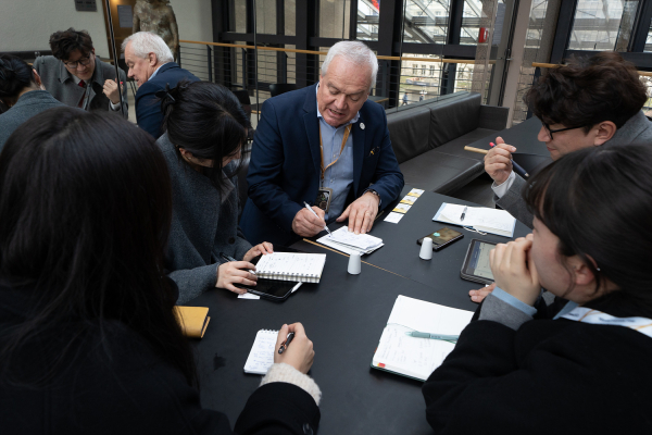 프랑스 조폐국 R&D 및 국제업무 부서장 Pascal Rencker가 한국조폐공사 관계자에게 시장 정보를 설명하고 있다