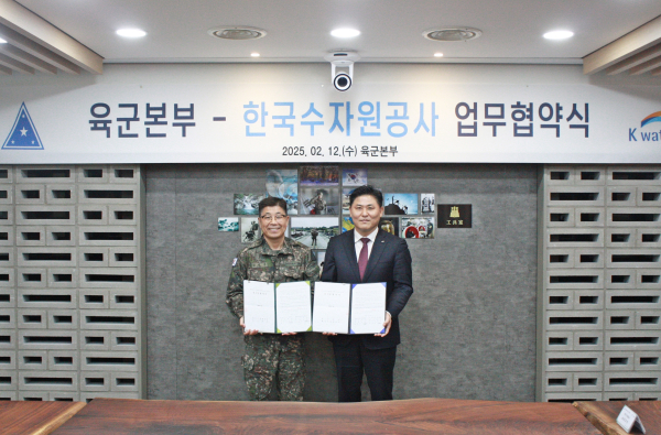 문숙주 한국수자원공사 수도부문장(사진 오른쪽)이 12일 충남 계룡시 육군본부에서 육군본부 김태후 공병 실장(사진 왼쪽)과 ‘모듈형 정수 설비 도입 사업’ 위·수탁 협약을 체결했다.