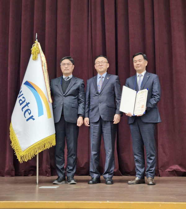 지난 12일, 세종시 정부세종컨벤션센터에서 열린 행정안전부 주관의 ‘2024년 안전감찰 유공 정부포상’에서 대통령 표창을 받았다. (사진 오른쪽부터 한국수자원공사 박석범 감사실장, 행정안전부 이한경 재난안전관리본부장)