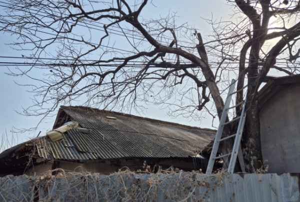 한 마을에 방치되어있는 빈집 사진