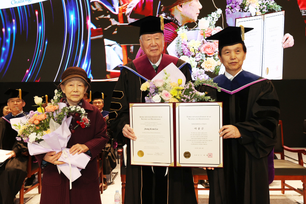 부영그룹 이중근 회장에게 명예경영학 박사 학위 수상 모습