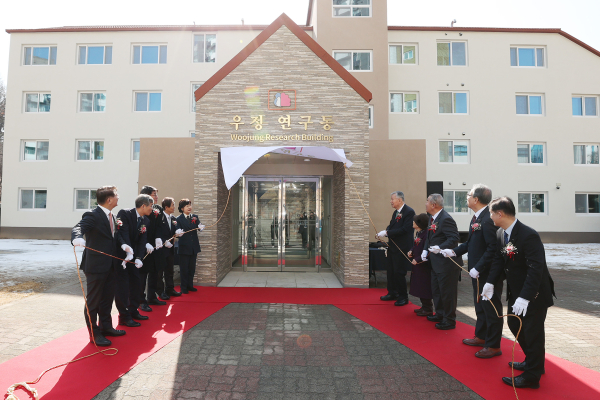 우정 연구동 준공기증식( 현판식 모습)