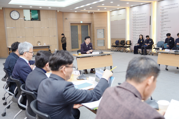 지난 14일 시청 대회의실에서 열린 서산 국가정원 타당성 조사 및 기본계획수립 용역 중간 보고회 개최 모습