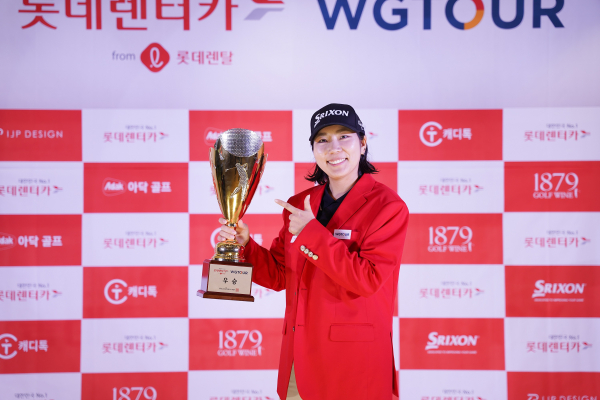 2025 롯데렌탈 롯데렌터카 WGTOUR’ 2차 대회 우승자 박단유가 기념사진을 촬영하고 있다.