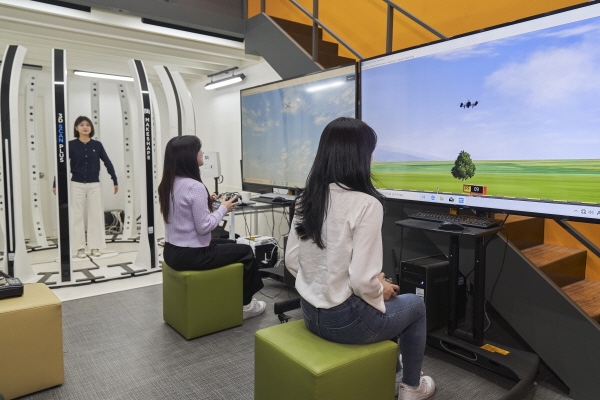 순천향대 드론 스튜디오에서 학생들이 드론 교육을 몸소 체험하고 있는 모습