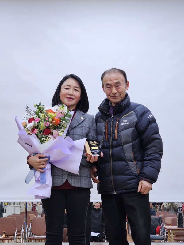 서산시의회 한석화 의원, “무장4리 마을회” 감사패 수상 모습