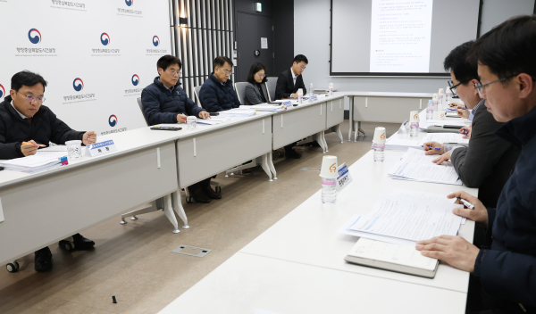 김형렬 행복청장(좌측 테이블 왼쪽에서 2번째)이 정부세종청사 6동에서 중대산업‧시민재해 관련 의무이행사항을 점검하고 있다.