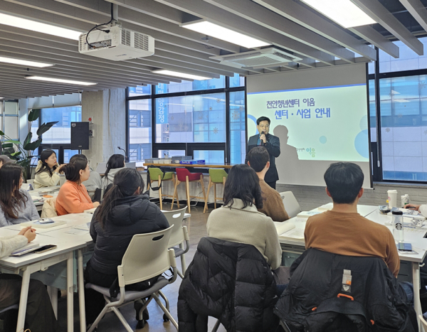 차명국 천안시 기획조정실장이 청년 일자리 지원사업 참여자를 대상으로 사업 설명을 하고 있다.