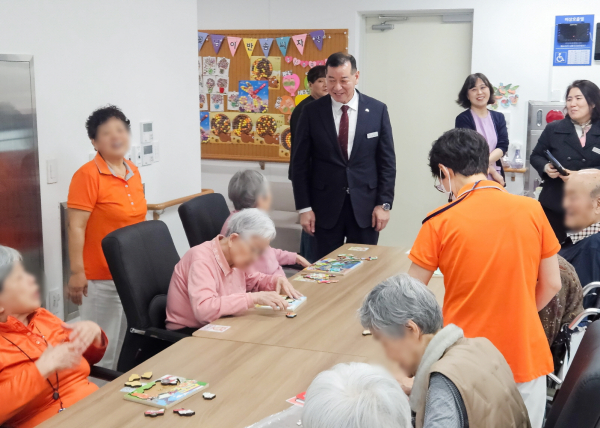 최원철 시장, 시민과의 대화 당시 공주원로원 방문 모습