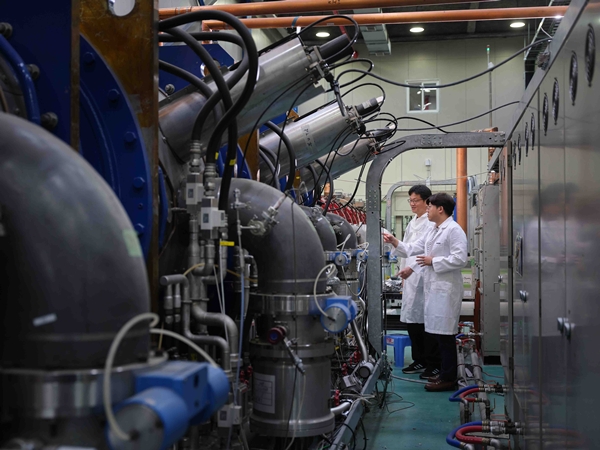 한국원자력연구원 핵물리응용연구부는 KAHIF를 이용하여,국내 최초 철 이온 조사서비스를 개시한다고 밝혔다.