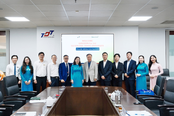 지난달 13일 똔득탕 대학교에서 진행된 MOU 결과 보고 및 기증식에서 골프존, 대학 관계자들이 기념사진