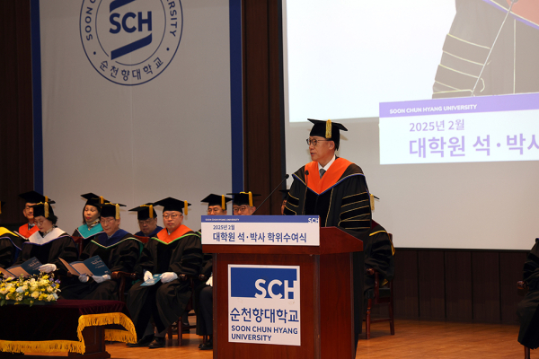 석박사 학위수여식에서 김승우 총장이 졸업생들에게 축사를 전하고 있다.