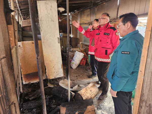 김석필 천안시 부시장이 산불 취약지역 등을 방문해 현장을 점검하고 있다.