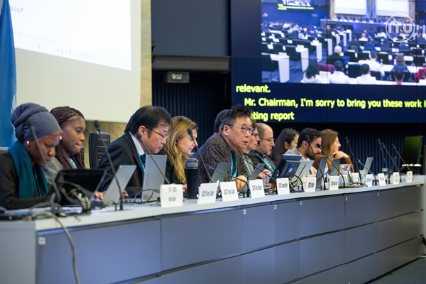 ITU-T SG20의 의장인 ETRI 김형준 연구위원이 국제표준회의를 주재하는 모습