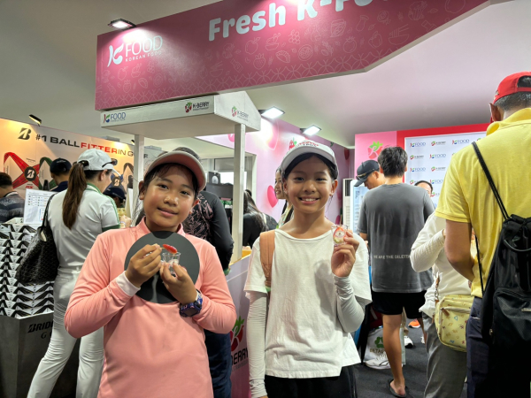 딸기를 시식하는 골프 주니어 태국 선수