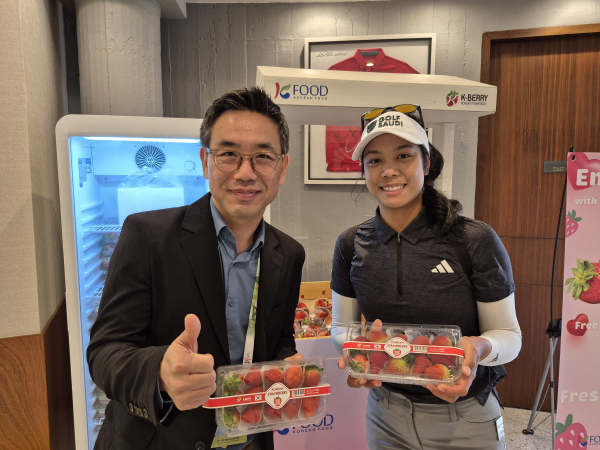 태국 골프선수에게 딸기를 선물하는 aT방콕 지사장(작년 대회 우승자-패티 타바타나낏)