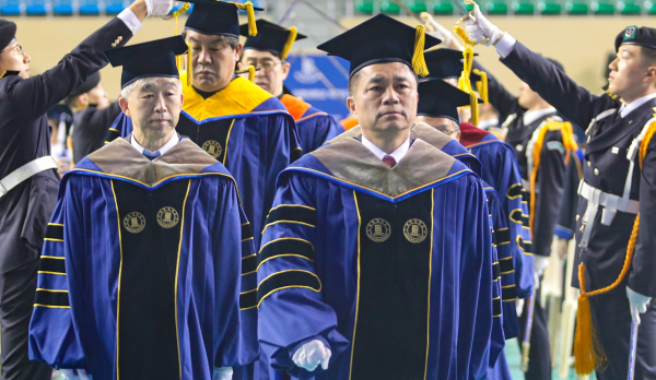 2024 전기 학위수여식으로 입장하는 홍성태총장