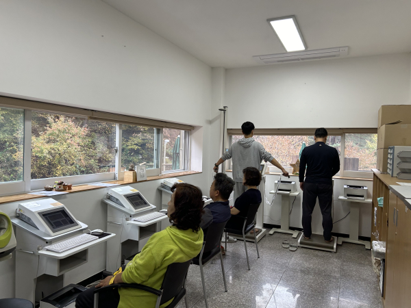 지난해 가을 국립양평치유의숲에서 진행한 ‘나눔의숲 캠프’ 참가자들이 심리·신체 강측정을 하고 있다.