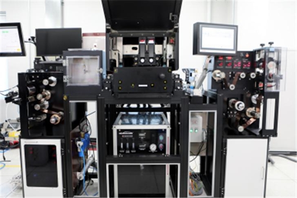 한국기계연구원에서 개발한 롤투롤 호환 플래시 공정 장비