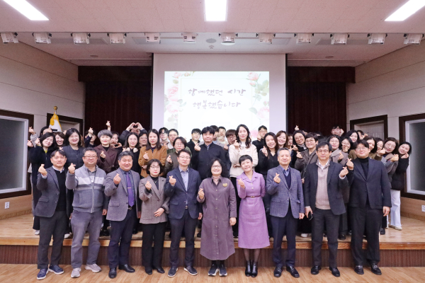 정희순 교육과장 및 전출직원 이임행사 진행 단체사진