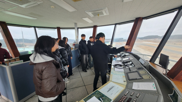 지난 25일 한서대학교 관제교육원에서 진행된 탐방 모습