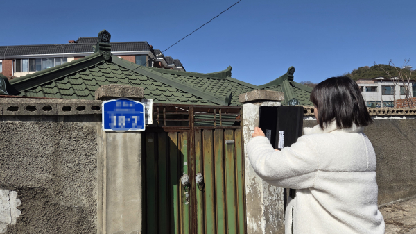서산시 토지관리과 직원이 단말기를 통해 주소 정보시설을 점검하는 모습
