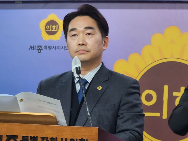 의정브리핑 하는 김재형 세종시의회 산업건설위원장