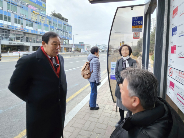 최민호 시장, '대중교통의 날' 맞아 버스 승강장에서 시민과 대화 모습