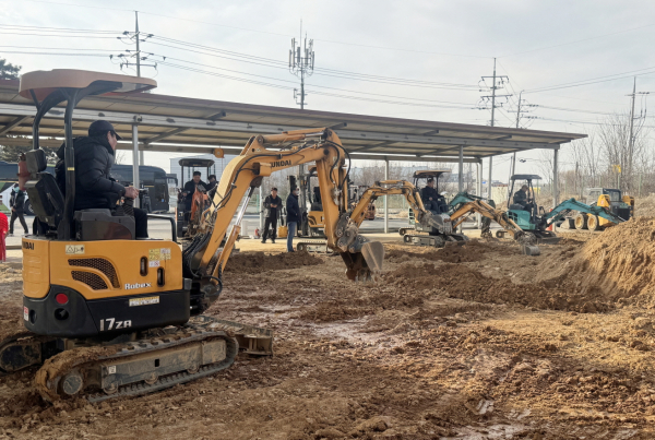 지난 27일 아산시의 중장비 학원에서 진행된 소형건설기계(굴착기) 교육 모습.