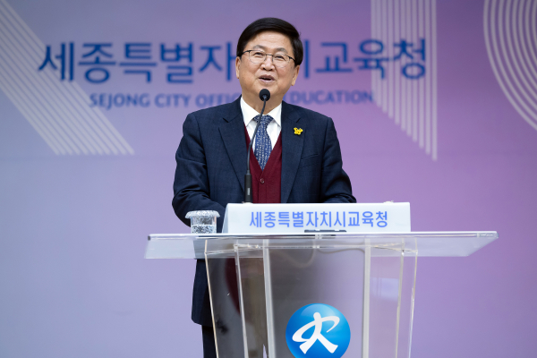 최교진 교육감이 4일 월례회의에서 당부 말씀을 하고 있다.