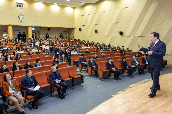 교육청 소통·공감의 날에서 최민호 세종시장이 교육청 직원들을 대상으로 특강
