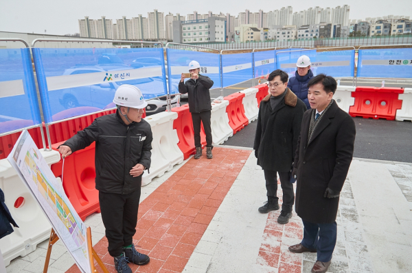 조일교 아산시장 권한대행이 모종샛들지구 현장을 점검하고 있다.