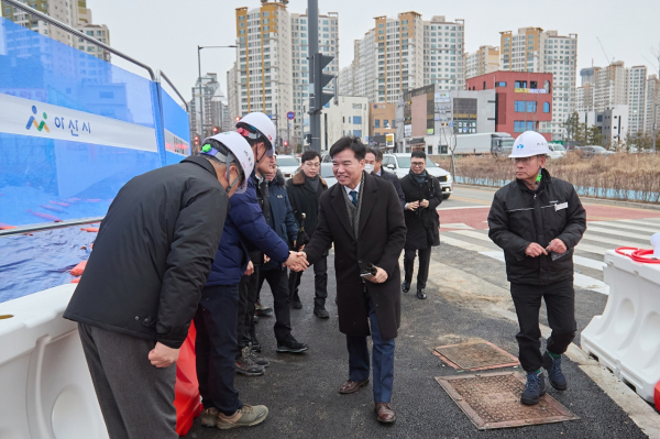 조일교 아산시장 권한대행이 모종샛들지구 현장을 점검하고 있다.