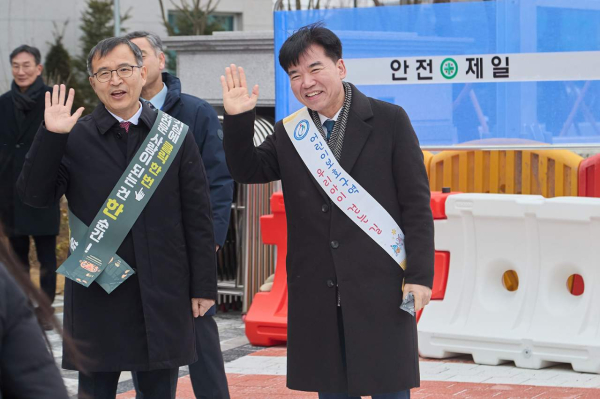 조일교 아산시장 권한대행이 아산모종중학교 학생들의 등교를 응원하고 있다.